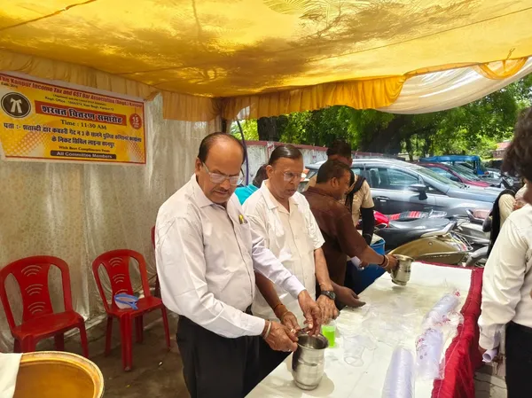 Members serving sharbat